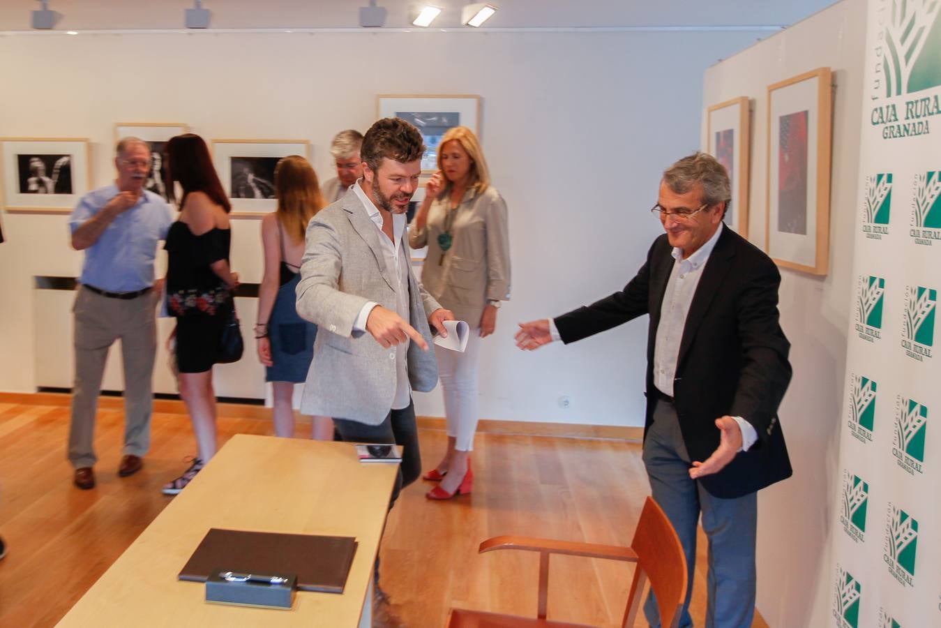 El director (i) y Antonio León, antes de firmar el convenio. 