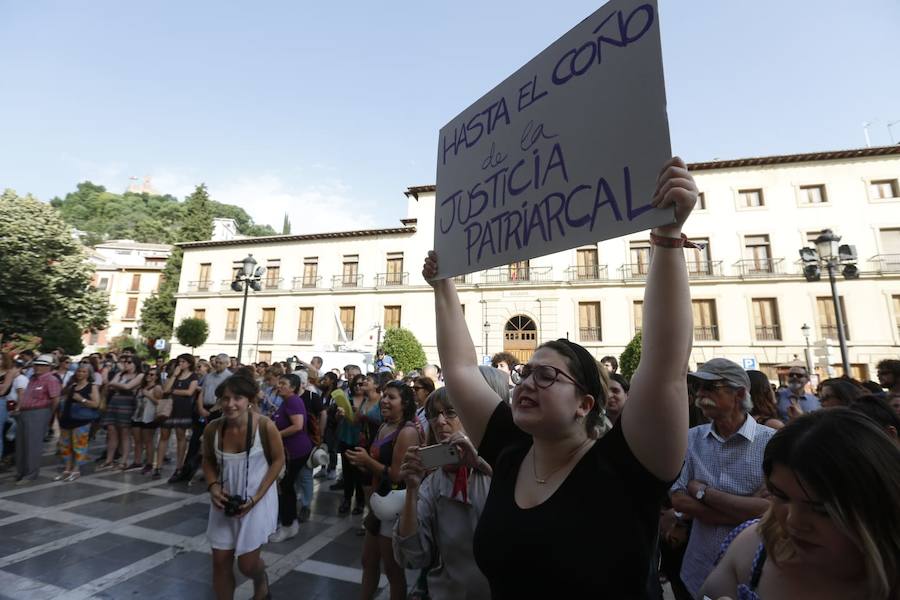 La puesta en libertad de los miembros de 'La Manada' provoca protestas en Granada, donde cientos de personas protestan contra la decisión judicial.