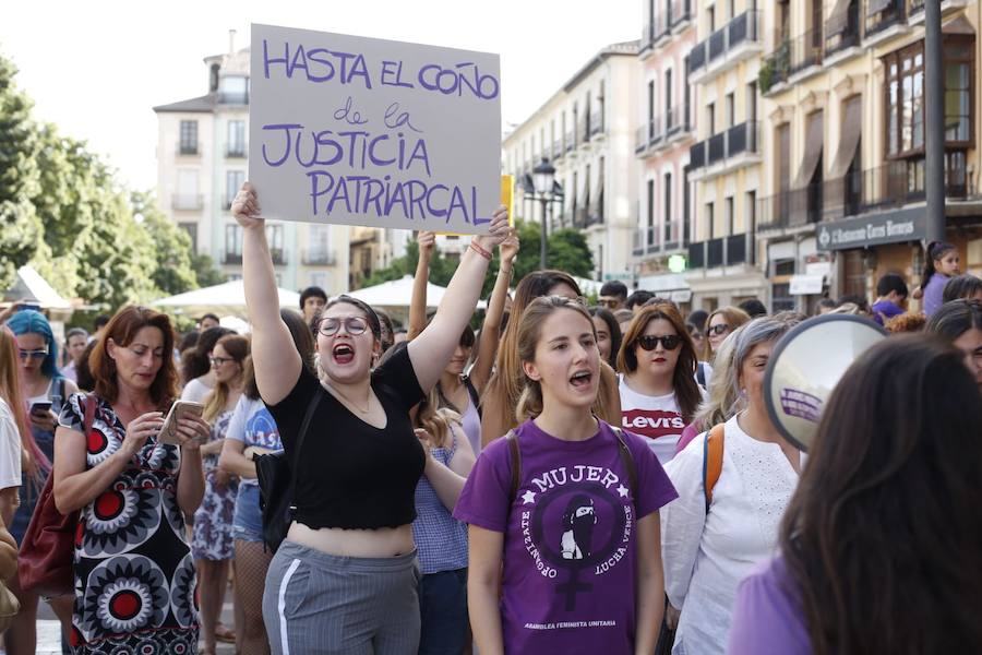 La puesta en libertad de los miembros de 'La Manada' provoca protestas en Granada, donde cientos de personas protestan contra la decisión judicial.