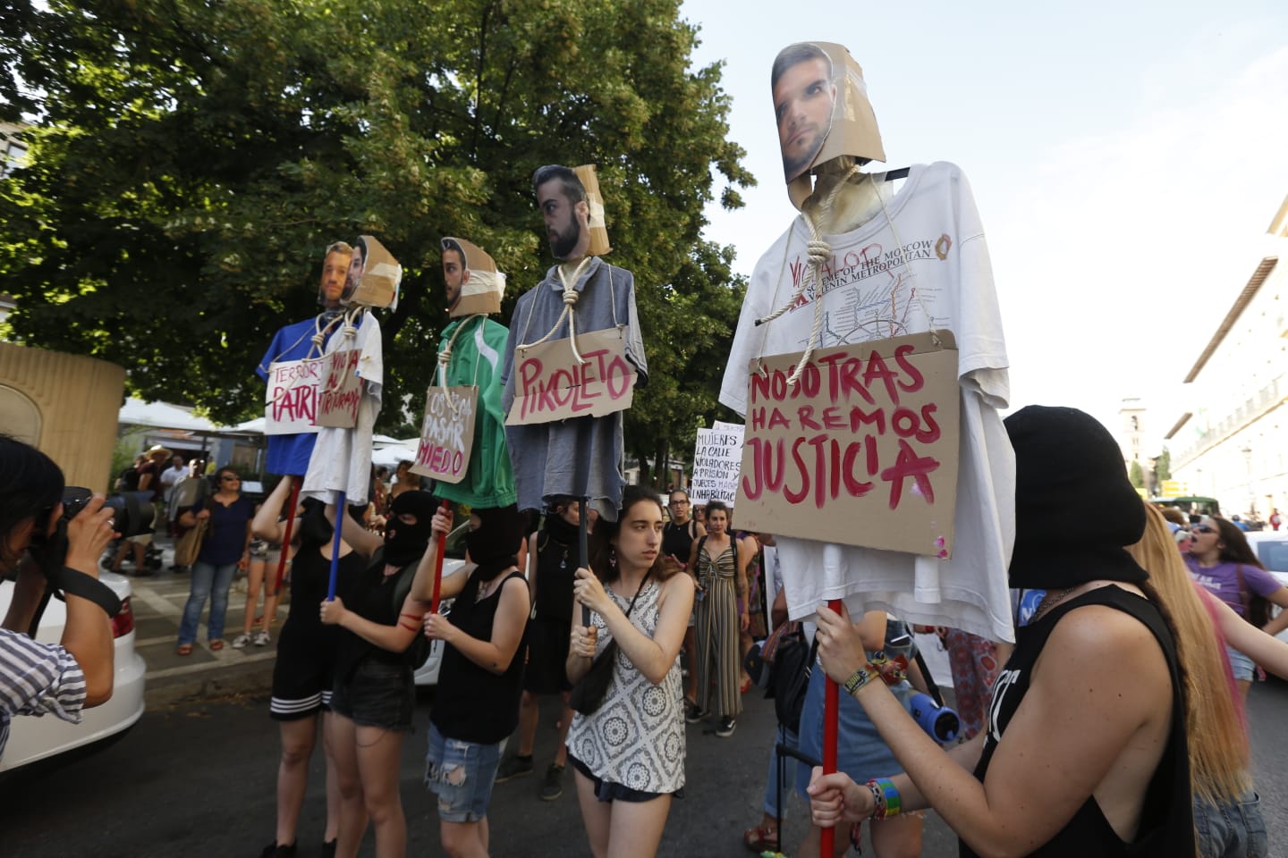 La puesta en libertad de los miembros de 'La Manada' provoca protestas en Granada, donde cientos de personas protestan contra la decisión judicial.