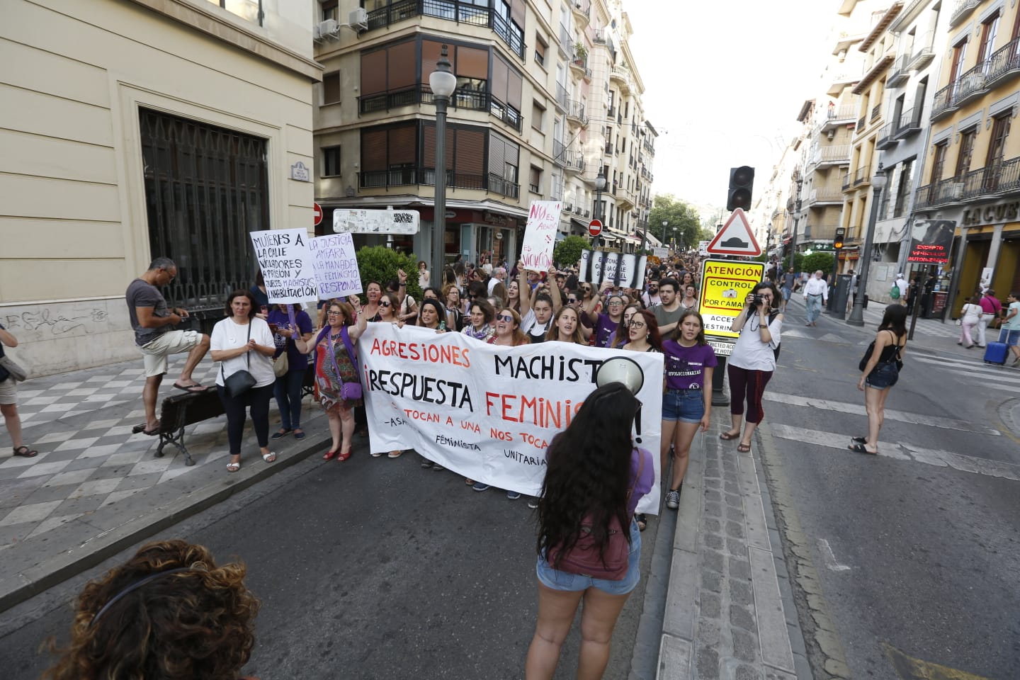 La puesta en libertad de los miembros de 'La Manada' provoca protestas en Granada, donde cientos de personas protestan contra la decisión judicial.