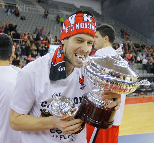 Eloy Almazán muerde la Copa LEB Plata.