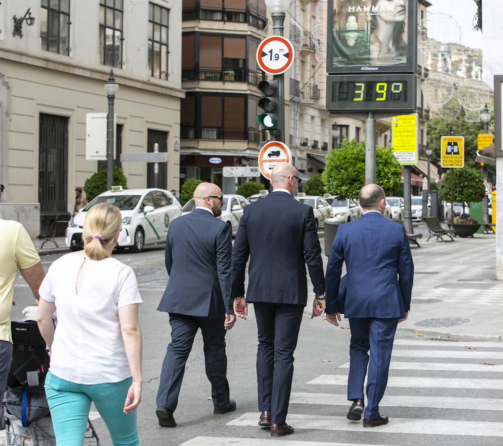 La ciudad se llena de foráneos en un fin de semana donde los granadinos han preferido la playa