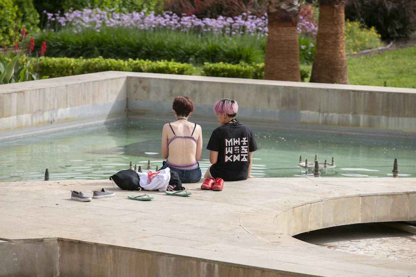 La ciudad se llena de foráneos en un fin de semana donde los granadinos han preferido la playa