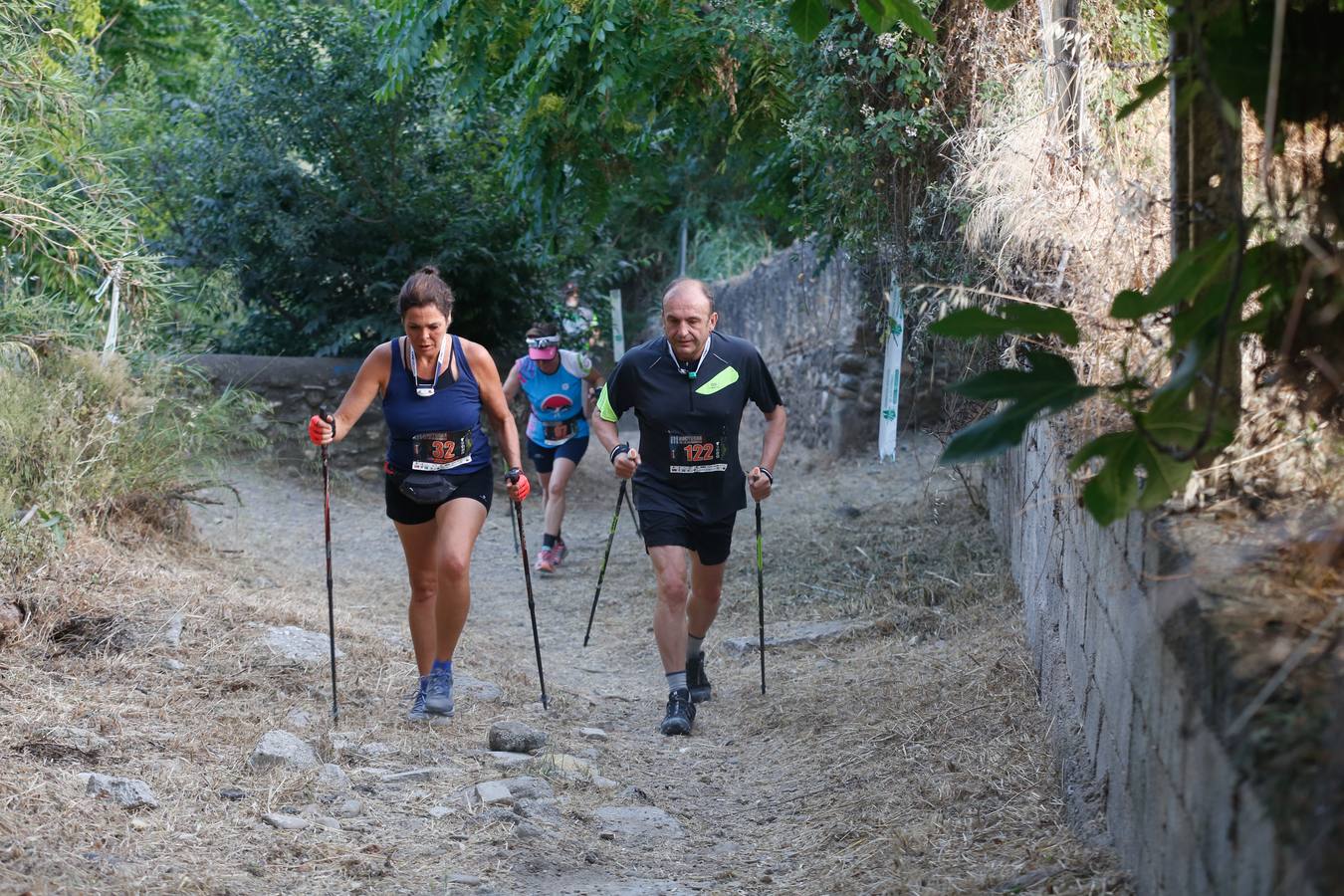 Mientras muchos granadinos pasaban el fin de semana en la playa, en la capital se celebró la III Carrera Nocturna de la Alhambra, parte de la Copa Andaluza de Marcha Nórdica, con cerca de 300 participantes sumando sus tres modalidades