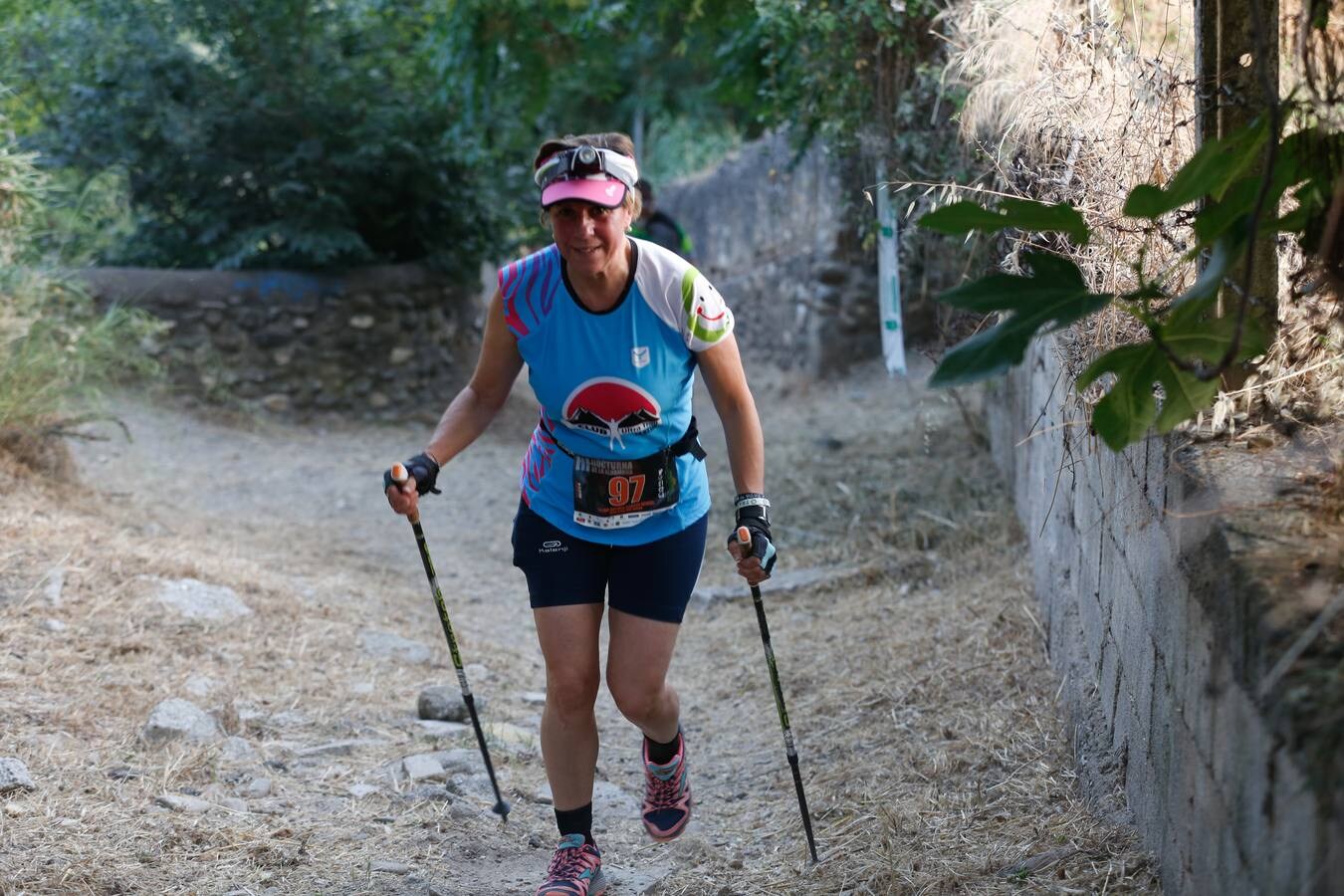 Mientras muchos granadinos pasaban el fin de semana en la playa, en la capital se celebró la III Carrera Nocturna de la Alhambra, parte de la Copa Andaluza de Marcha Nórdica, con cerca de 300 participantes sumando sus tres modalidades