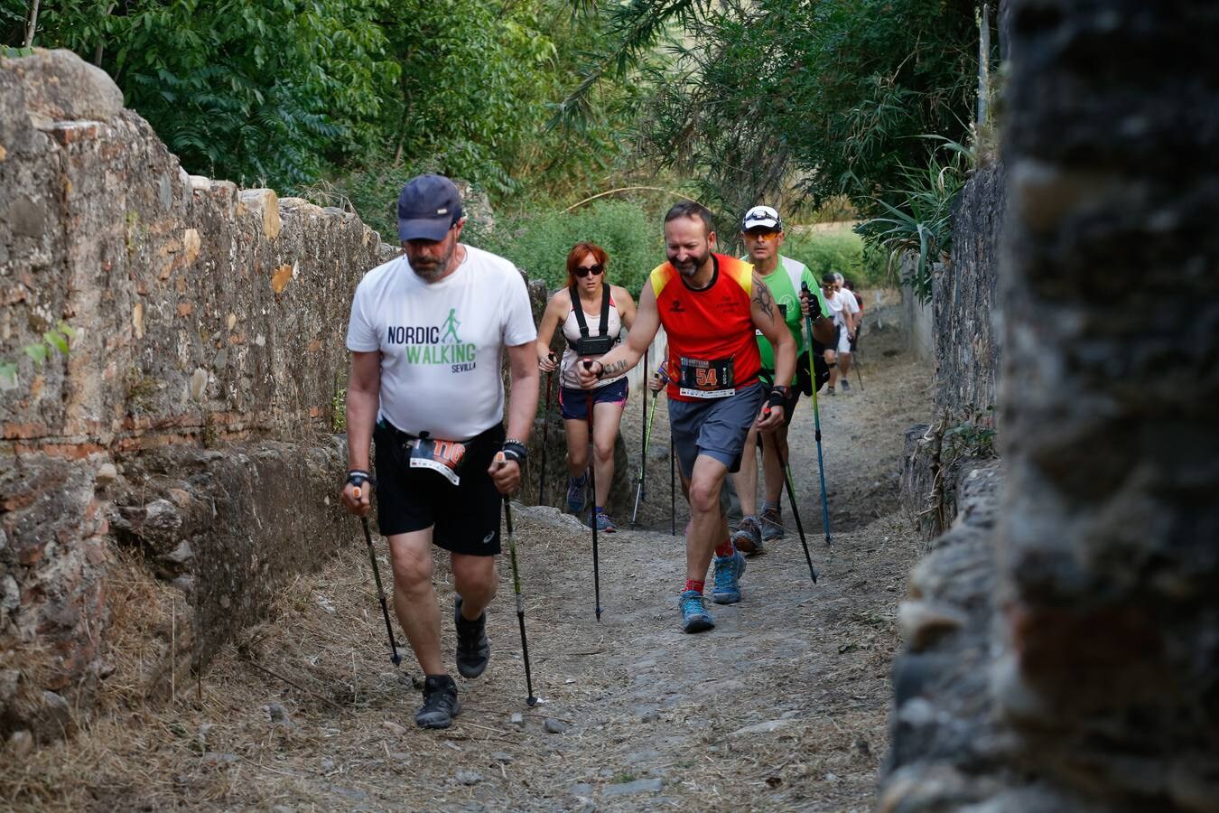 Mientras muchos granadinos pasaban el fin de semana en la playa, en la capital se celebró la III Carrera Nocturna de la Alhambra, parte de la Copa Andaluza de Marcha Nórdica, con cerca de 300 participantes sumando sus tres modalidades