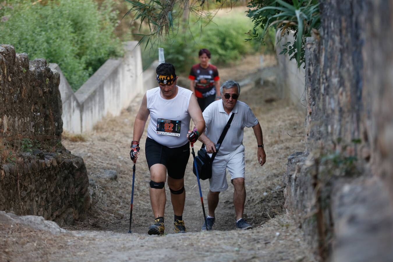 Mientras muchos granadinos pasaban el fin de semana en la playa, en la capital se celebró la III Carrera Nocturna de la Alhambra, parte de la Copa Andaluza de Marcha Nórdica, con cerca de 300 participantes sumando sus tres modalidades