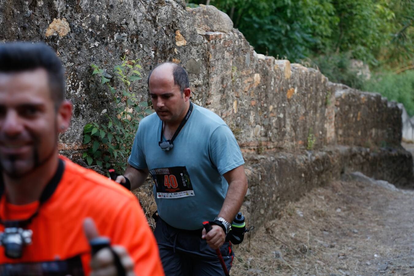 Mientras muchos granadinos pasaban el fin de semana en la playa, en la capital se celebró la III Carrera Nocturna de la Alhambra, parte de la Copa Andaluza de Marcha Nórdica, con cerca de 300 participantes sumando sus tres modalidades