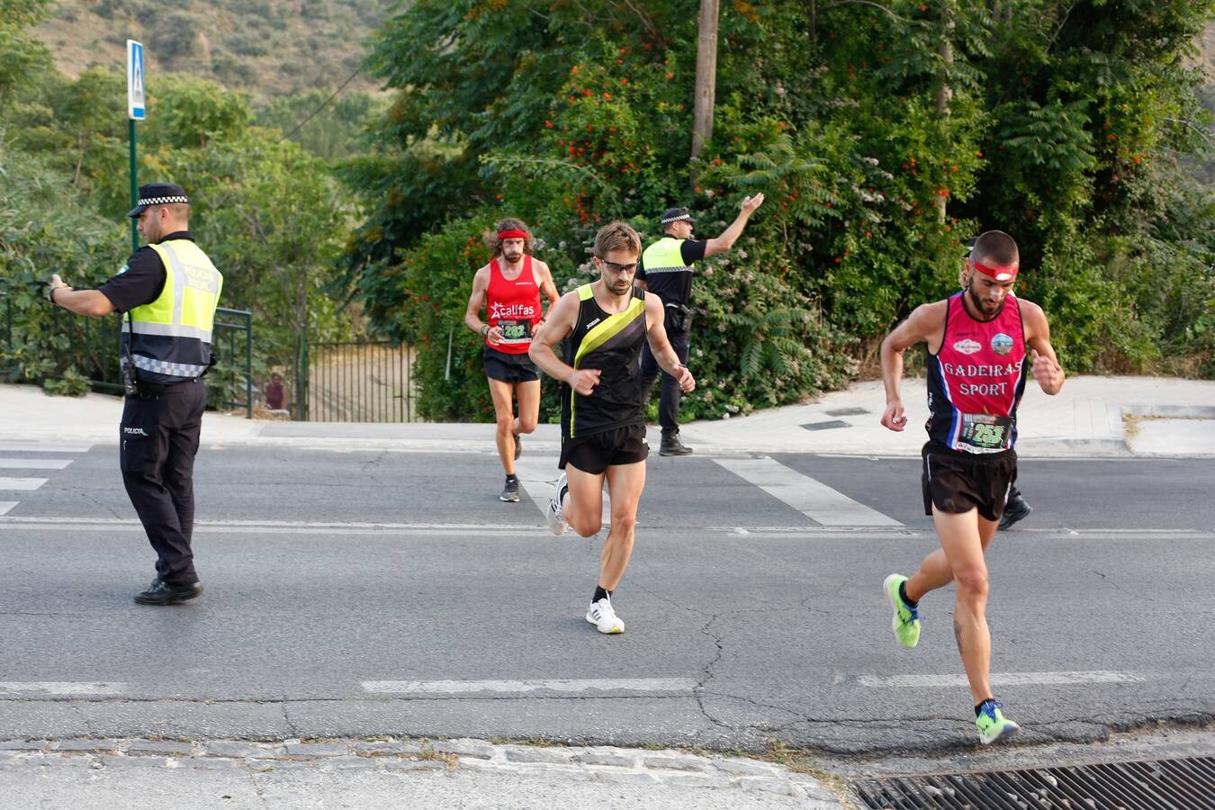 Mientras muchos granadinos pasaban el fin de semana en la playa, en la capital se celebró la III Carrera Nocturna de la Alhambra, parte de la Copa Andaluza de Marcha Nórdica, con cerca de 300 participantes sumando sus tres modalidades