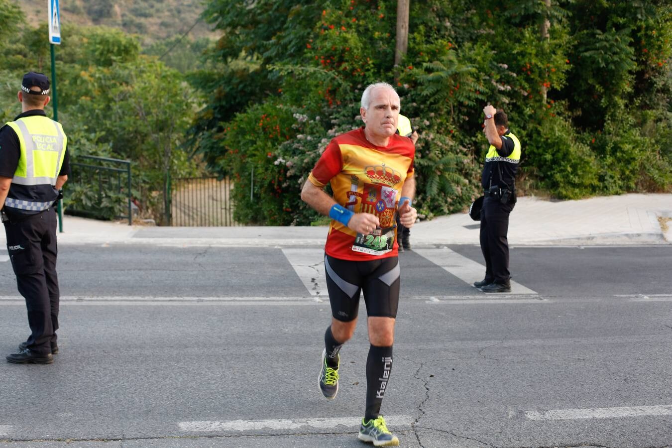 Mientras muchos granadinos pasaban el fin de semana en la playa, en la capital se celebró la III Carrera Nocturna de la Alhambra, parte de la Copa Andaluza de Marcha Nórdica, con cerca de 300 participantes sumando sus tres modalidades