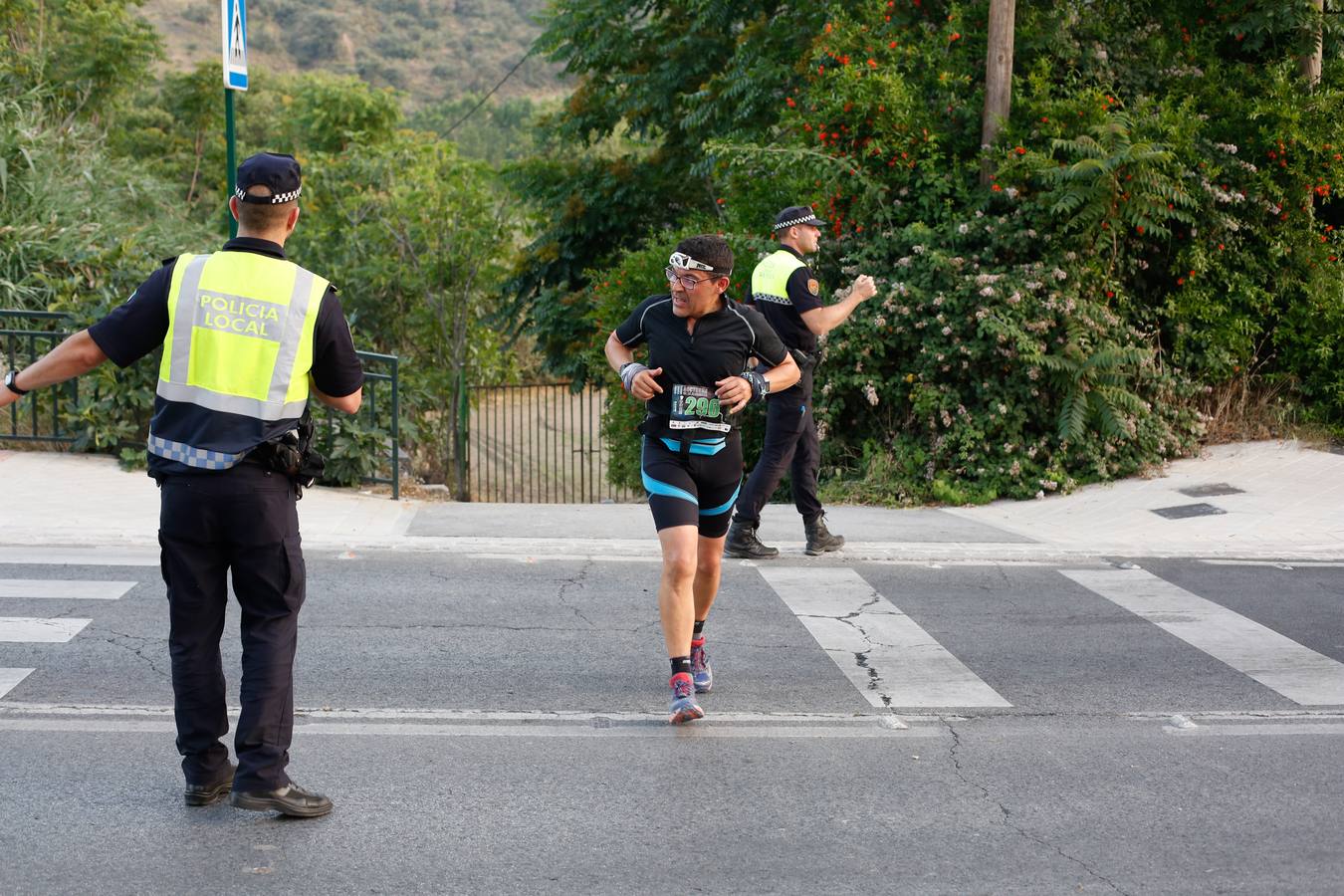 Mientras muchos granadinos pasaban el fin de semana en la playa, en la capital se celebró la III Carrera Nocturna de la Alhambra, parte de la Copa Andaluza de Marcha Nórdica, con cerca de 300 participantes sumando sus tres modalidades