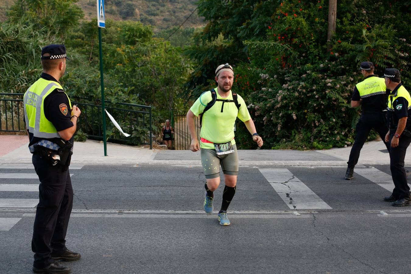 Mientras muchos granadinos pasaban el fin de semana en la playa, en la capital se celebró la III Carrera Nocturna de la Alhambra, parte de la Copa Andaluza de Marcha Nórdica, con cerca de 300 participantes sumando sus tres modalidades