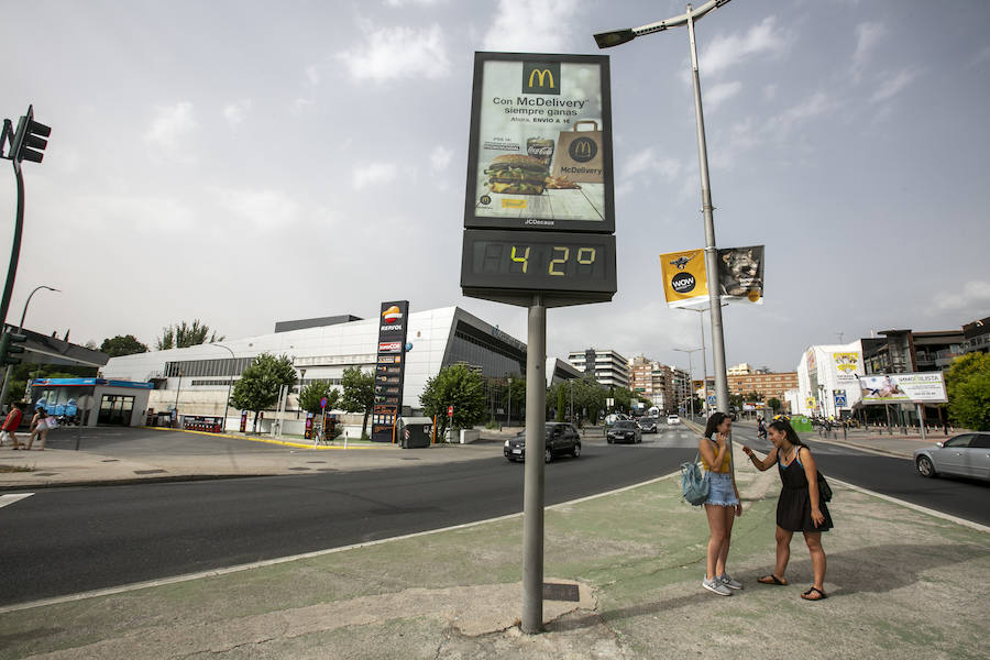 La ciudad se llena de foráneos en un fin de semana donde los granadinos han preferido la playa