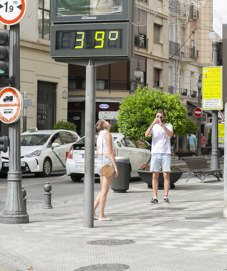La ciudad se llena de foráneos en un fin de semana donde los granadinos han preferido la playa