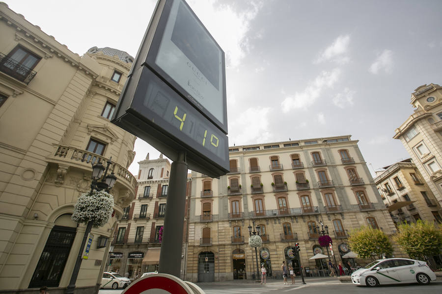La ciudad se llena de foráneos en un fin de semana donde los granadinos han preferido la playa
