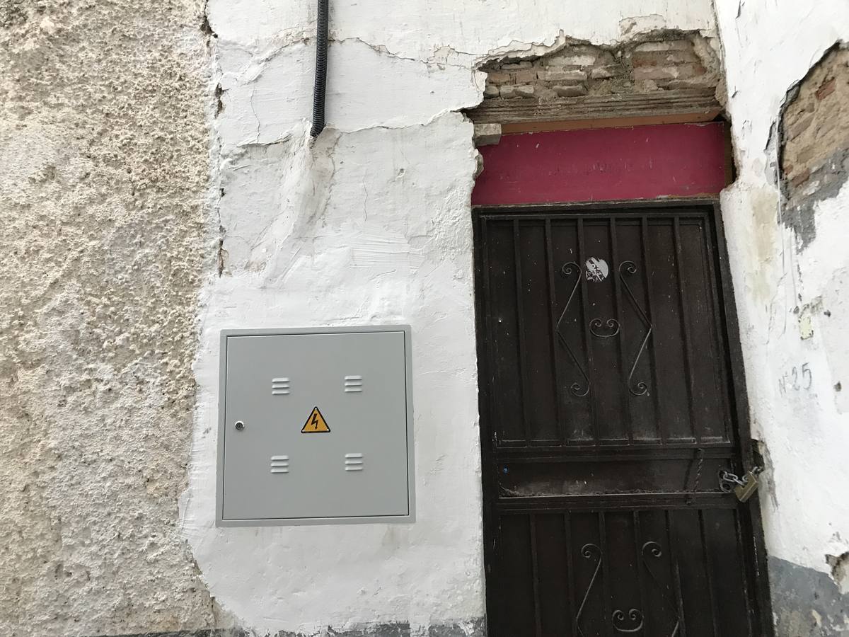 El edificio situado en el número 25 de la calle Tiña está declarado ruina legal urbanístiva y se pide a sus dueños que hagan obras de conservación. 