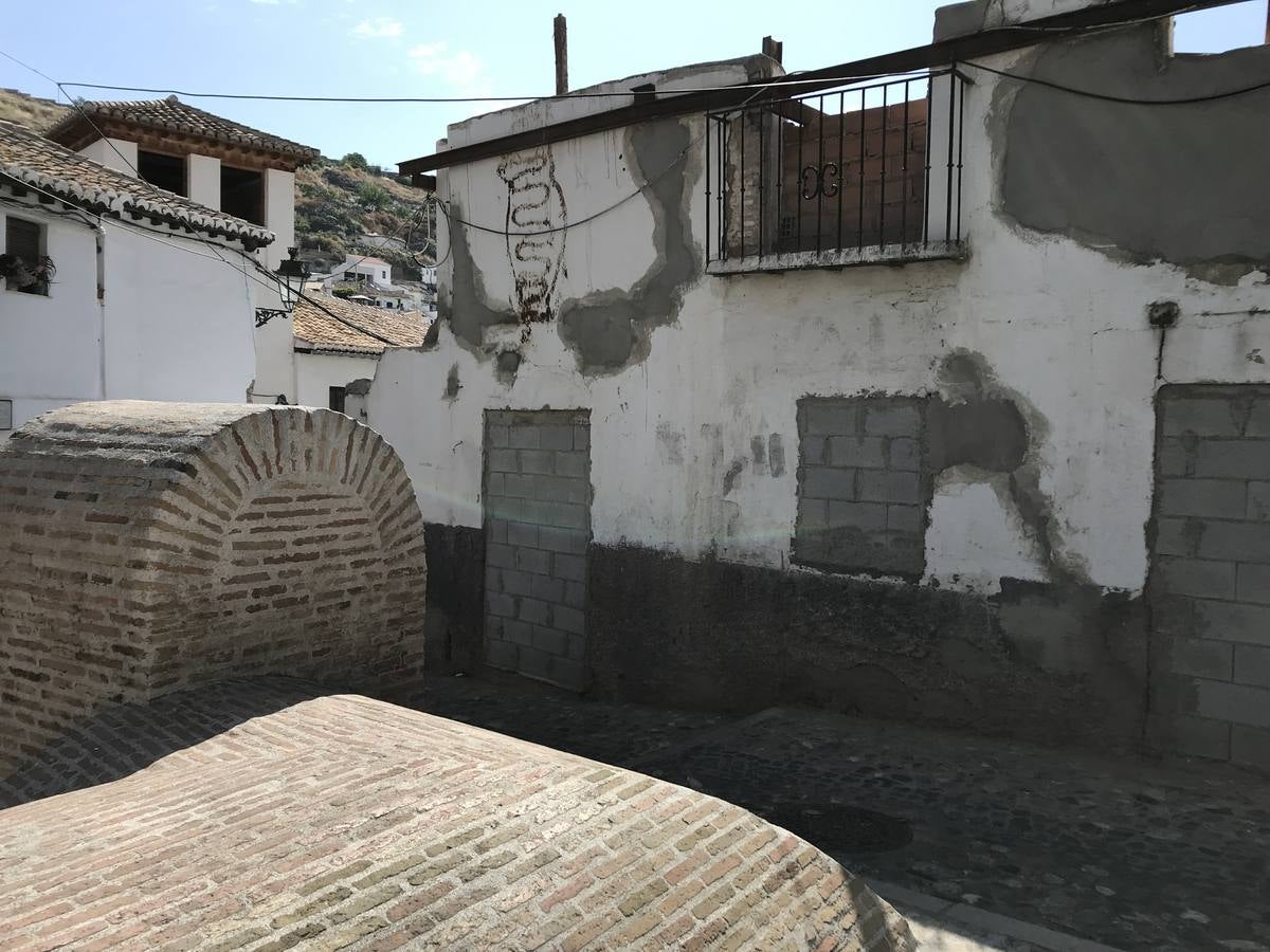 Otro de los edificios declarados en ruinas en los últimos tres años es este situado en la plaza del Salvador número 12.
