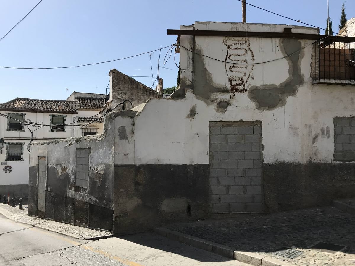 Otro de los edificios declarados en ruinas en los últimos tres años es este situado en la plaza del Salvador número 12.