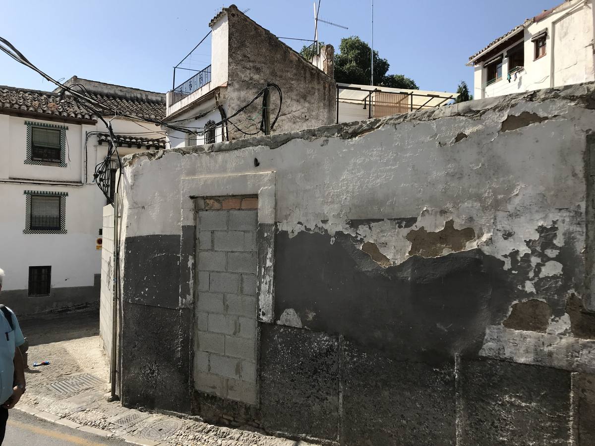 Otro de los edificios declarados en ruinas en los últimos tres años es este situado en la plaza del Salvador número 12.