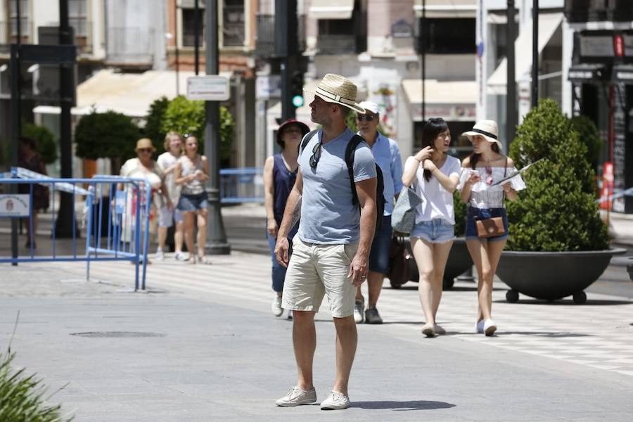 La ciudad se llena de foráneos en un fin de semana donde los granadinos han preferido la playa