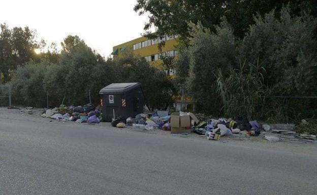 Contenedor nuevo colocado a la entrada de la zona residencia del Puente de la Sierra.