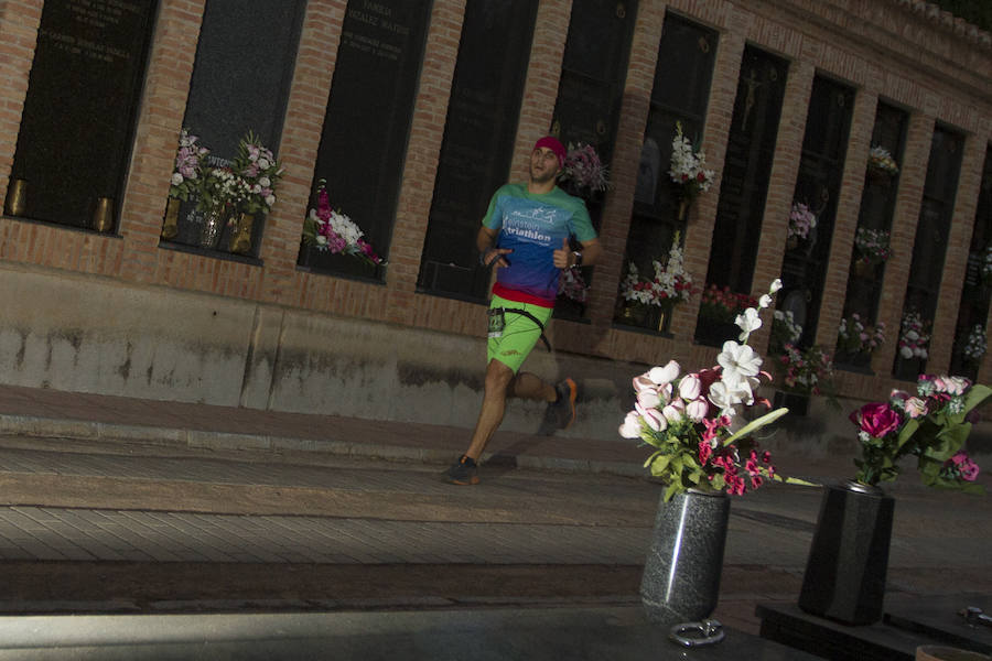 Mientras muchos granadinos pasaban el fin de semana en la playa, en la capital se celebró la III Carrera Nocturna de la Alhambra, parte de la Copa Andaluza de Marcha Nórdica, con cerca de 300 participantes sumando sus tres modalidades