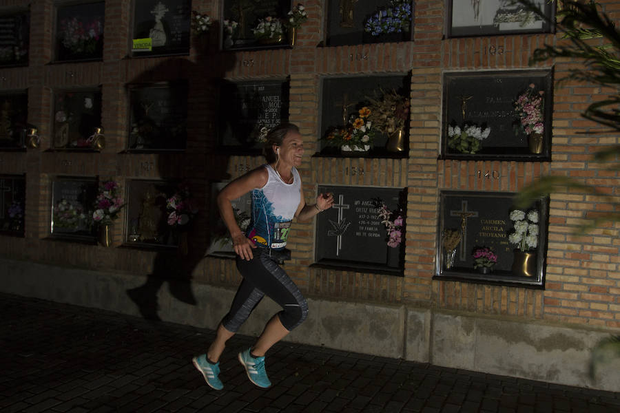 Mientras muchos granadinos pasaban el fin de semana en la playa, en la capital se celebró la III Carrera Nocturna de la Alhambra, parte de la Copa Andaluza de Marcha Nórdica, con cerca de 300 participantes sumando sus tres modalidades