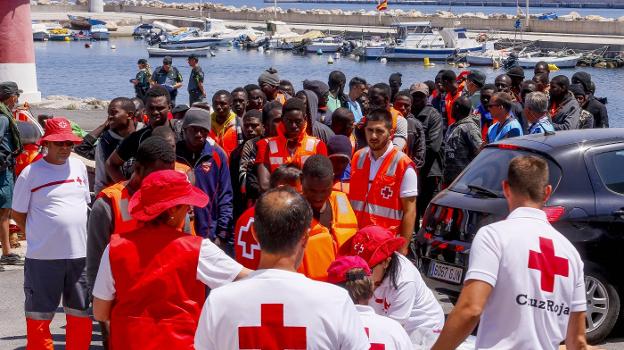 El grupo de 92 inmigrantes llegado en la tarde de este jueves al puerto de Motril recibe la primera asistencia humanitaria por parte de Cruz Roja. 