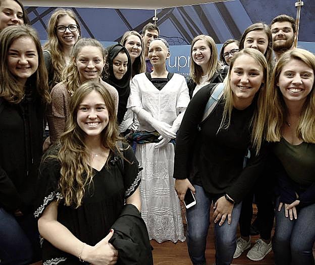 Así es hablar con el robot más listo del mundo: todas sus respuestas