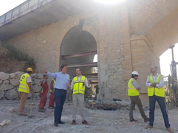 Felipe López, en el centro con chaleco, en su visita a las obras ayer. 