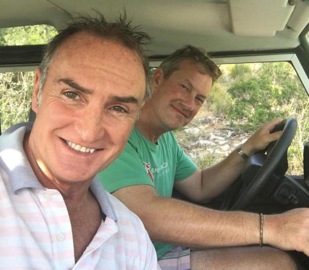 Lord Ivar Mountbatten, al volante, junto a su novio, James Coyle. 