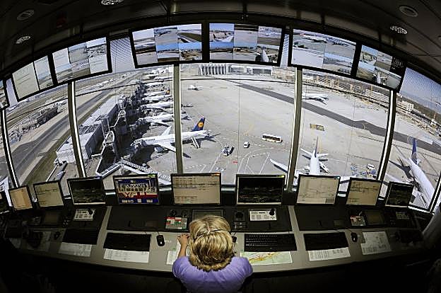 Un operador de la torre de control del aeropuerto de Frankfurt (Alemania) imparte instrucciones a los pilotos. 