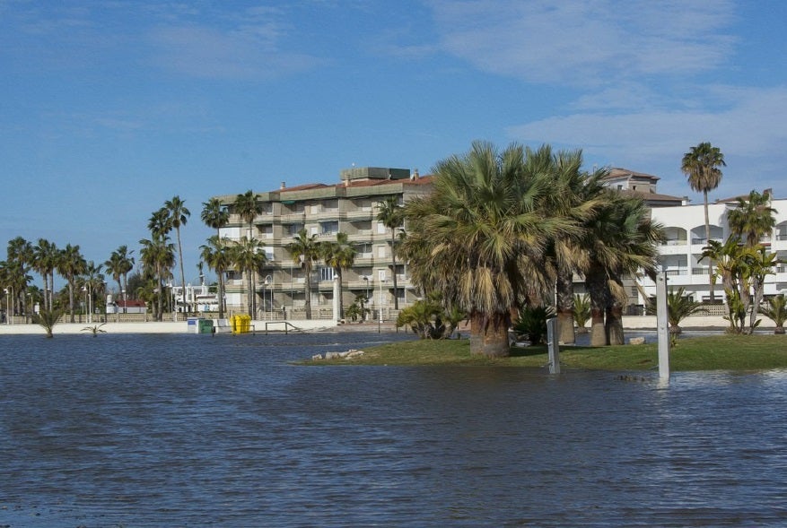 Bandera Negra 3 - Playa de Poniente | Ecologistas en Acción señala que las extracciones de arena "facilitan las inundaciones por lluvias o temporales".