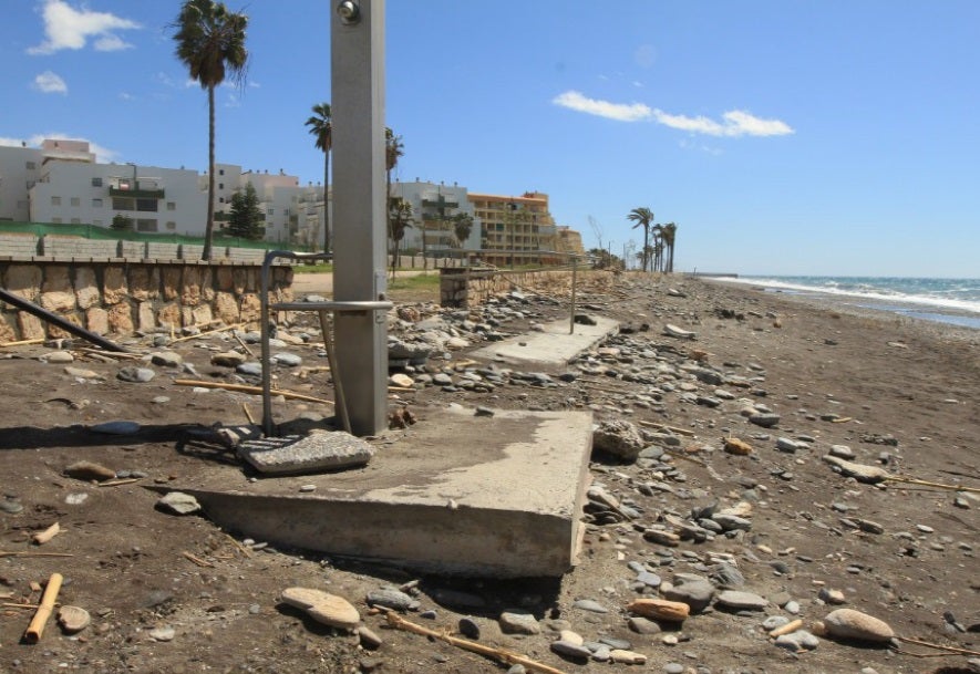 Punto Negro 3 | Playa de la Charca: "¿A nadie se le ha ocurrido retranquear el paseo para dejarle espacio al mar que lo está reclamando insistentemente en los últimos años?" se preguntan los ecologistas tras "invertir miles de euros para adecentarla hasta el próximo temporal".