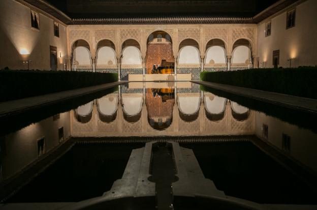 El estanque del patio de los Arrayanes reflejó el esplendor de su arquitectura. 