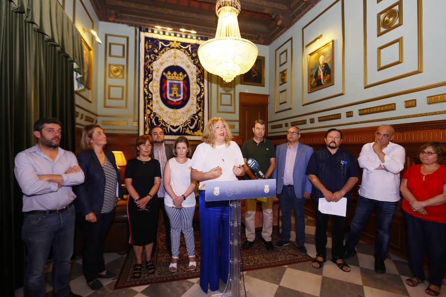 Representantes de todos los grupos políticos, con y sin representación municipal, respaldan a la alcaldesa Flor Almón en la lectura del manifiesto contra el racismo. 