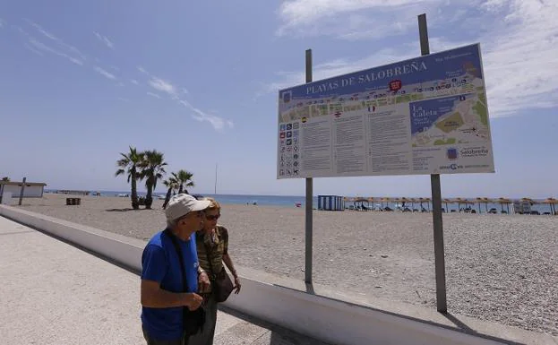 Cartel con normas en la playa de Salobreña. 