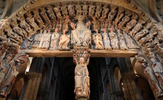 Detalle de la figura sedente del Apóstol Santiago en el parteluz del Pórtico de la Gloria.