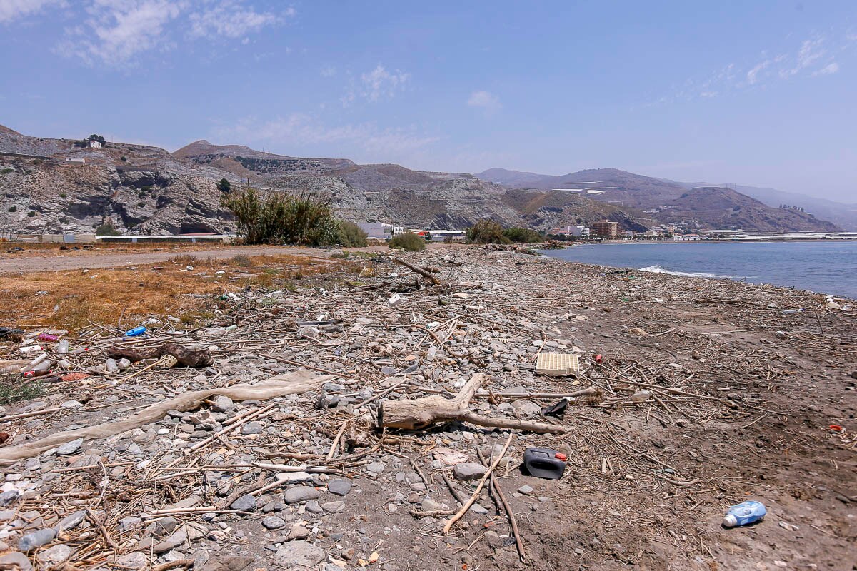 El Pozuelo, en Albuñol, sigue lleno de basura tras la retirada de los invernaderos. 