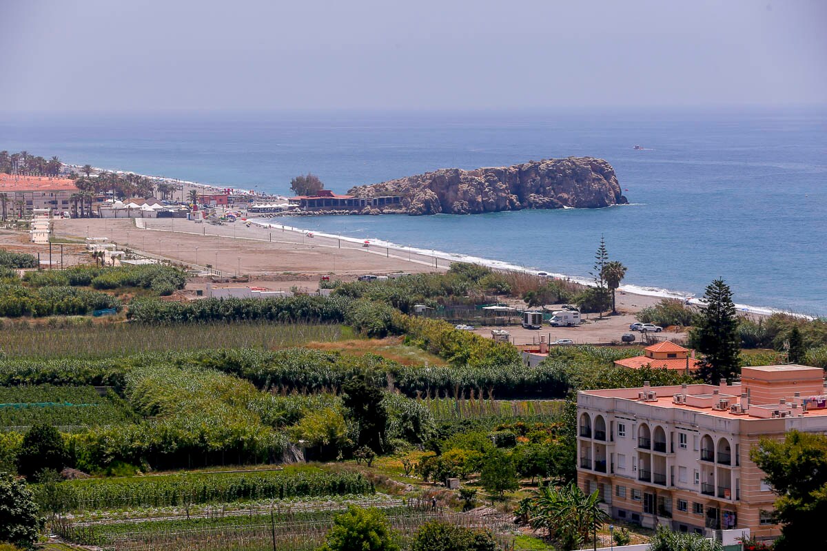 La playa de la Guardia de Salobreña, donde se ha urbanizado la vega para construir hoteles.