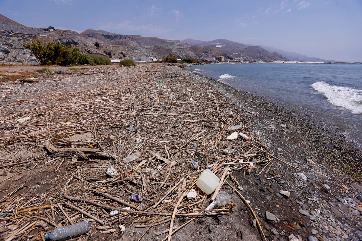 Basura en El Pozuelo, en Albuñol.