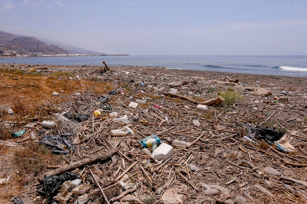 Basura en la playa de El Pozuelo.