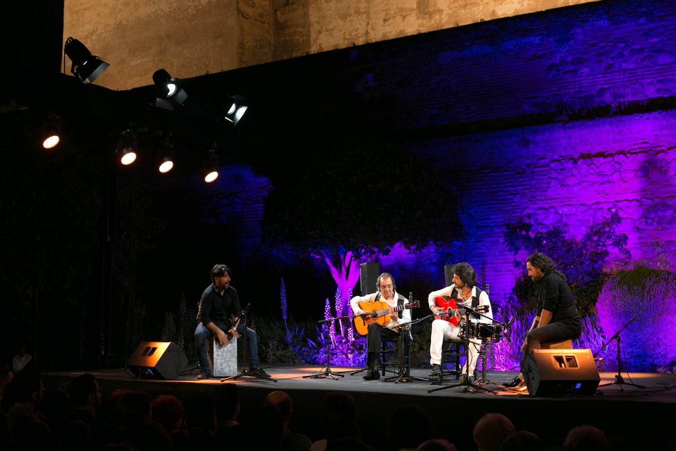 Anoche, a cuatro años escasos de la celebración del centenario del Concurso de Cante Jondo de 1922, avalado por Manuel de Falla, Ignacio Zuloaga o García Lorca, se presentó en el mismo escenario de la Plaza de los Aljibes de la Alhambra, la confluencia de dos generaciones de la familia Habichuela