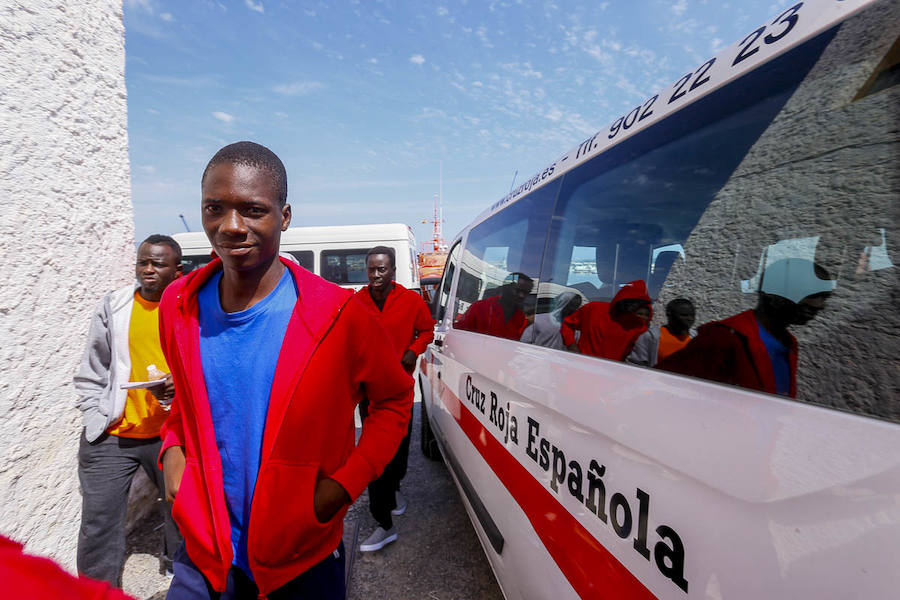 Motril está desborada por la crisis de inmigrantes que llegan a las costas andaluzas en las últimas horas. Esta tarde han salido a la calle 92 de la última tanda.