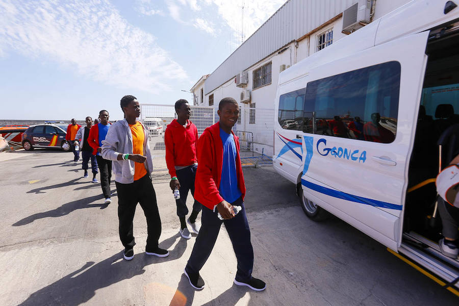 Motril está desborada por la crisis de inmigrantes que llegan a las costas andaluzas en las últimas horas. Esta tarde han salido a la calle 92 de la última tanda.