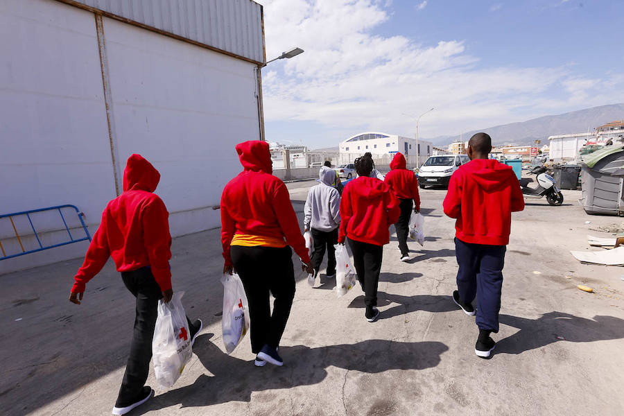 Motril está desborada por la crisis de inmigrantes que llegan a las costas andaluzas en las últimas horas. Esta tarde han salido a la calle 92 de la última tanda.