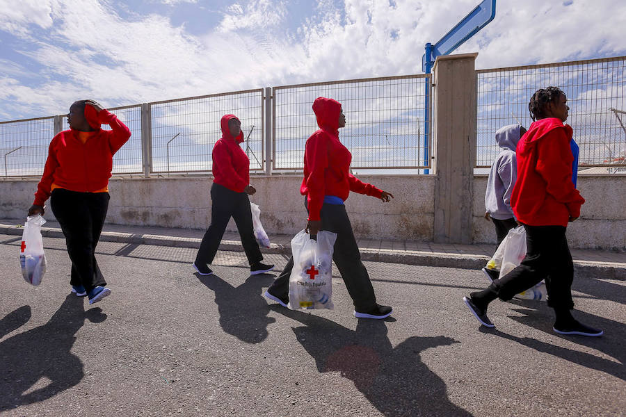 Motril está desborada por la crisis de inmigrantes que llegan a las costas andaluzas en las últimas horas. Esta tarde han salido a la calle 92 de la última tanda.