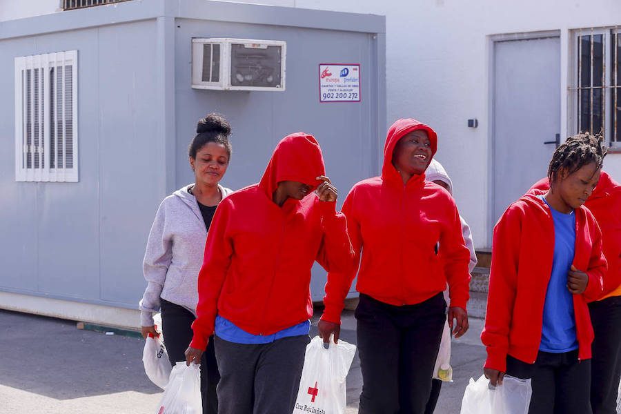 Motril está desborada por la crisis de inmigrantes que llegan a las costas andaluzas en las últimas horas. Esta tarde han salido a la calle 92 de la última tanda.