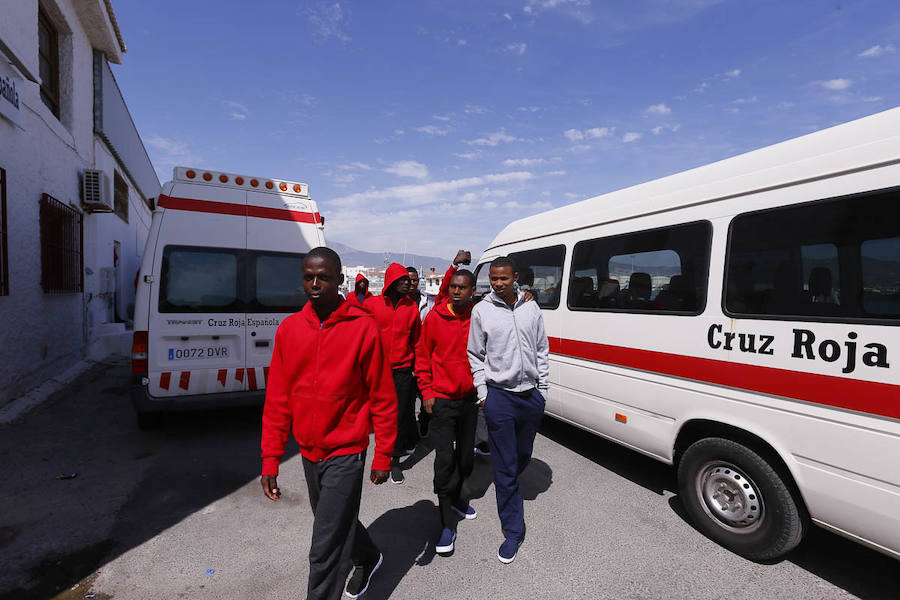 Motril está desborada por la crisis de inmigrantes que llegan a las costas andaluzas en las últimas horas. Esta tarde han salido a la calle 92 de la última tanda.